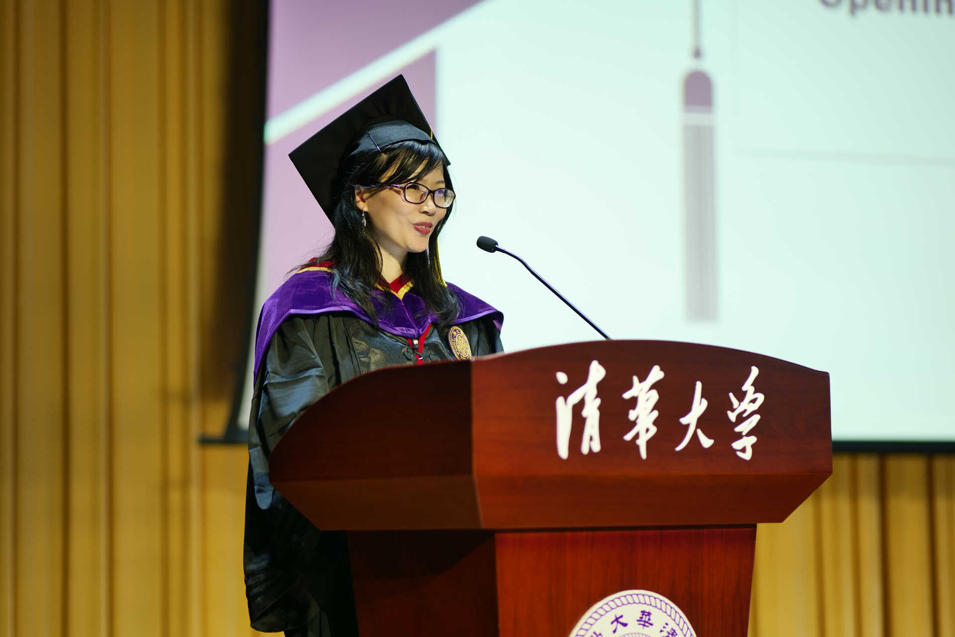 20240630-完美在线登录官网新闻与传播学院2024年毕业典礼成功举行-新闻学院-张莉主持毕业典礼.JPG