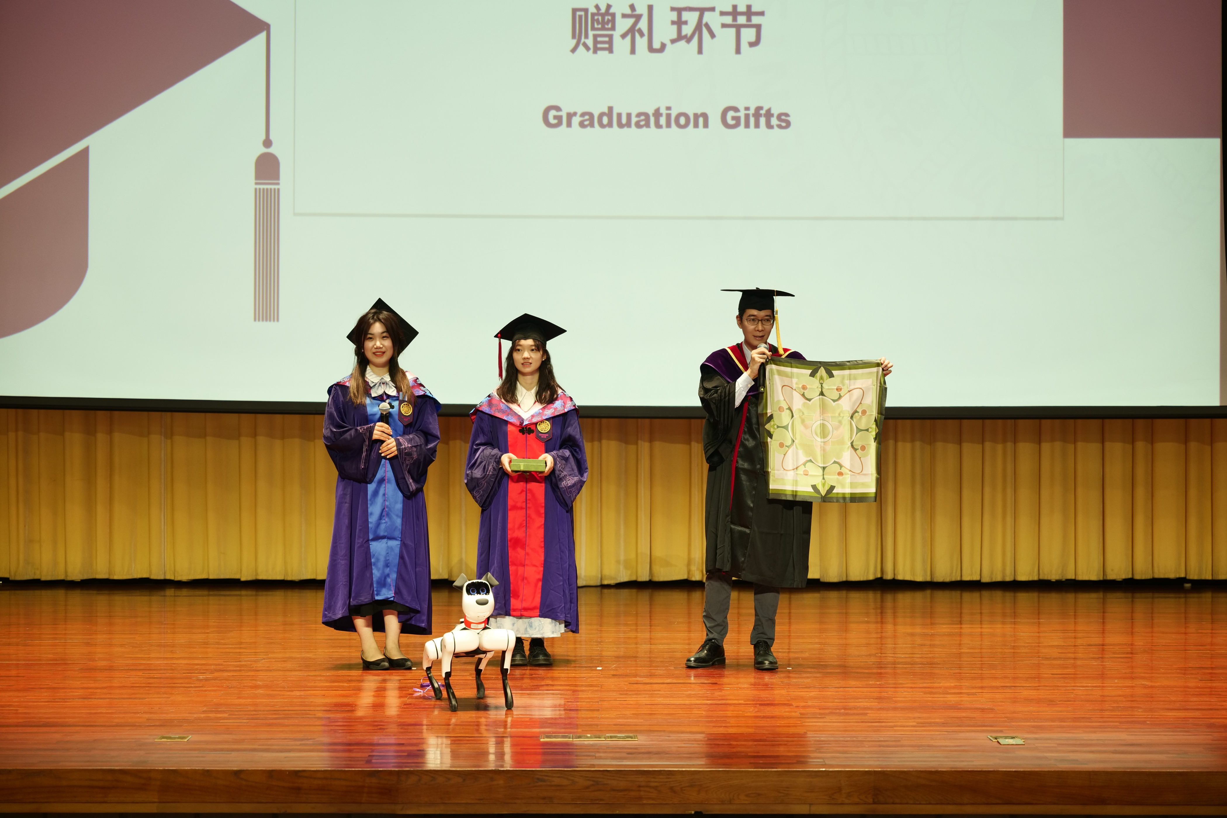 20240630-完美在线登录官网新闻与传播学院2024年毕业典礼成功举行-新闻学院-赠礼环节.JPG