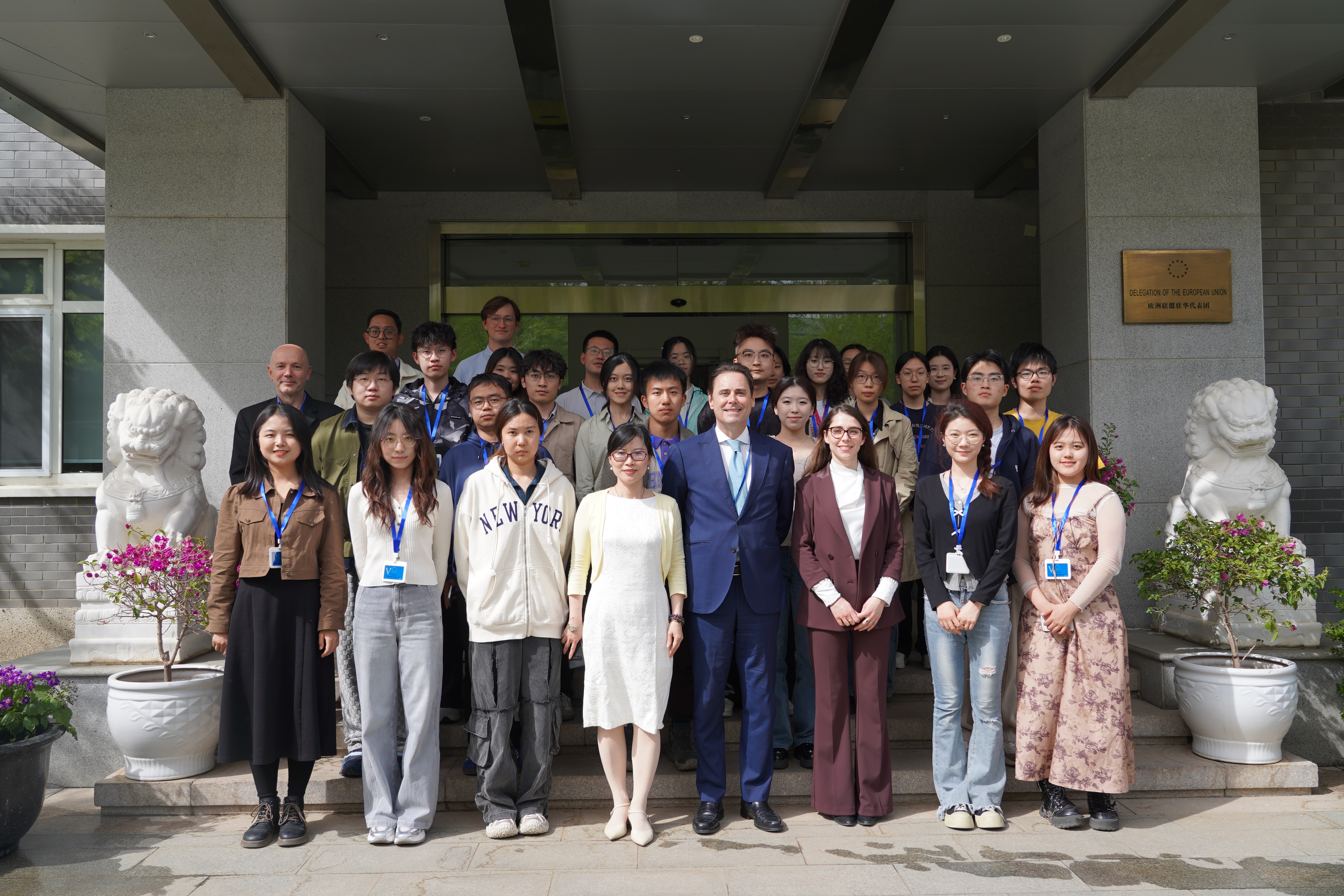 20250415-清华学子参访欧盟驻华使馆 在对话中体验文明交流互鉴-新闻学院-完美在线登录官网师生与欧盟驻华代表团成员合影.jpeg