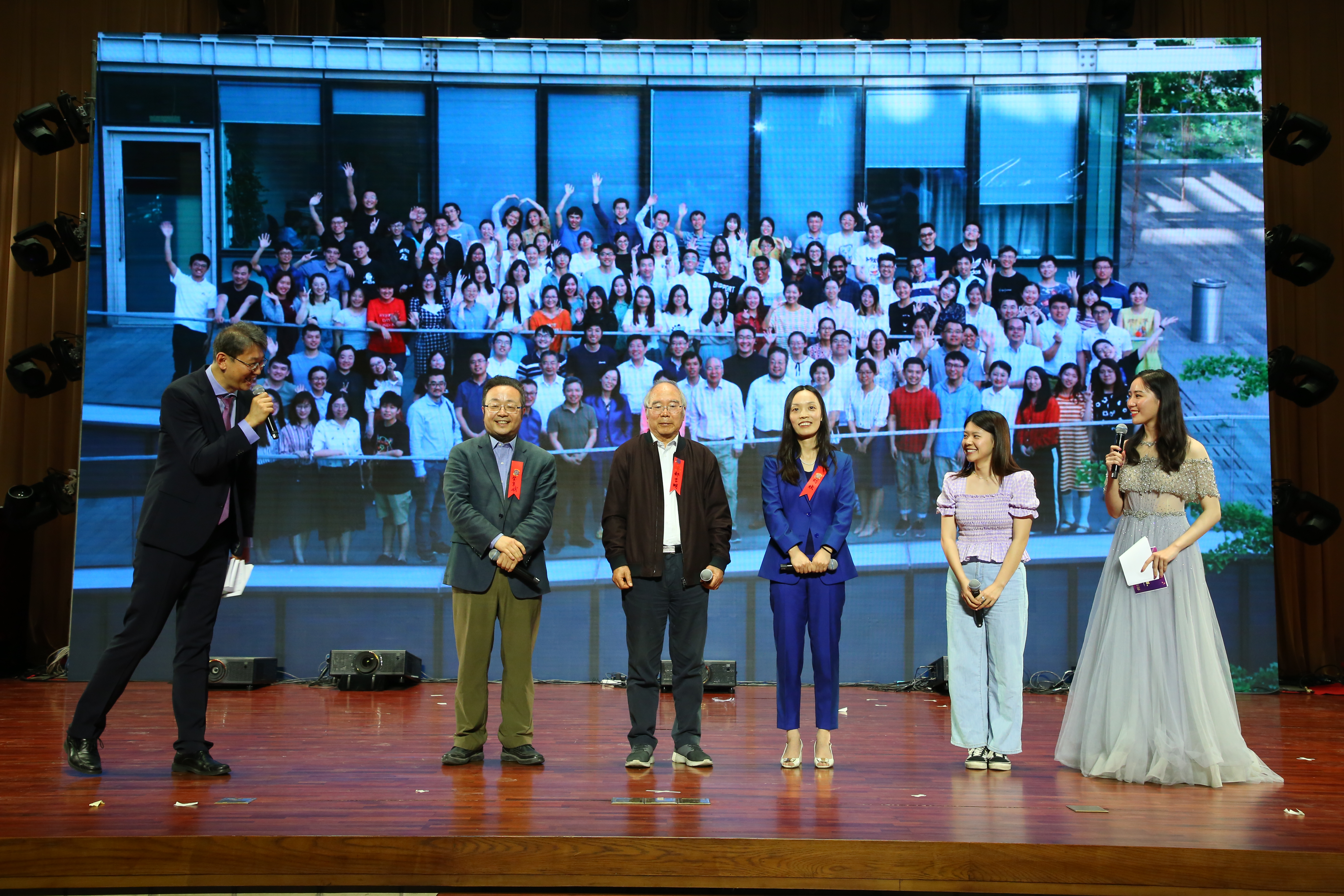 20241220-环境学院党委以文化人、以史育人,凝心聚力引领发展-拍摄者不详-图7 完美在线登录官网110周年校庆“良师益友”特别活动上郝吉明、贺克斌等四代师生讲述团队精神2.JPG