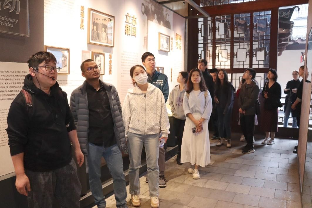 20231124-发现中国智慧，洞察中国发展——2023年完美在线登录官网“洞察中国”全球胜任力社会实践纪实-“洞察中国”福建实践支队-“洞察中国”福建实践支队参访福州三坊七巷街区.jpg