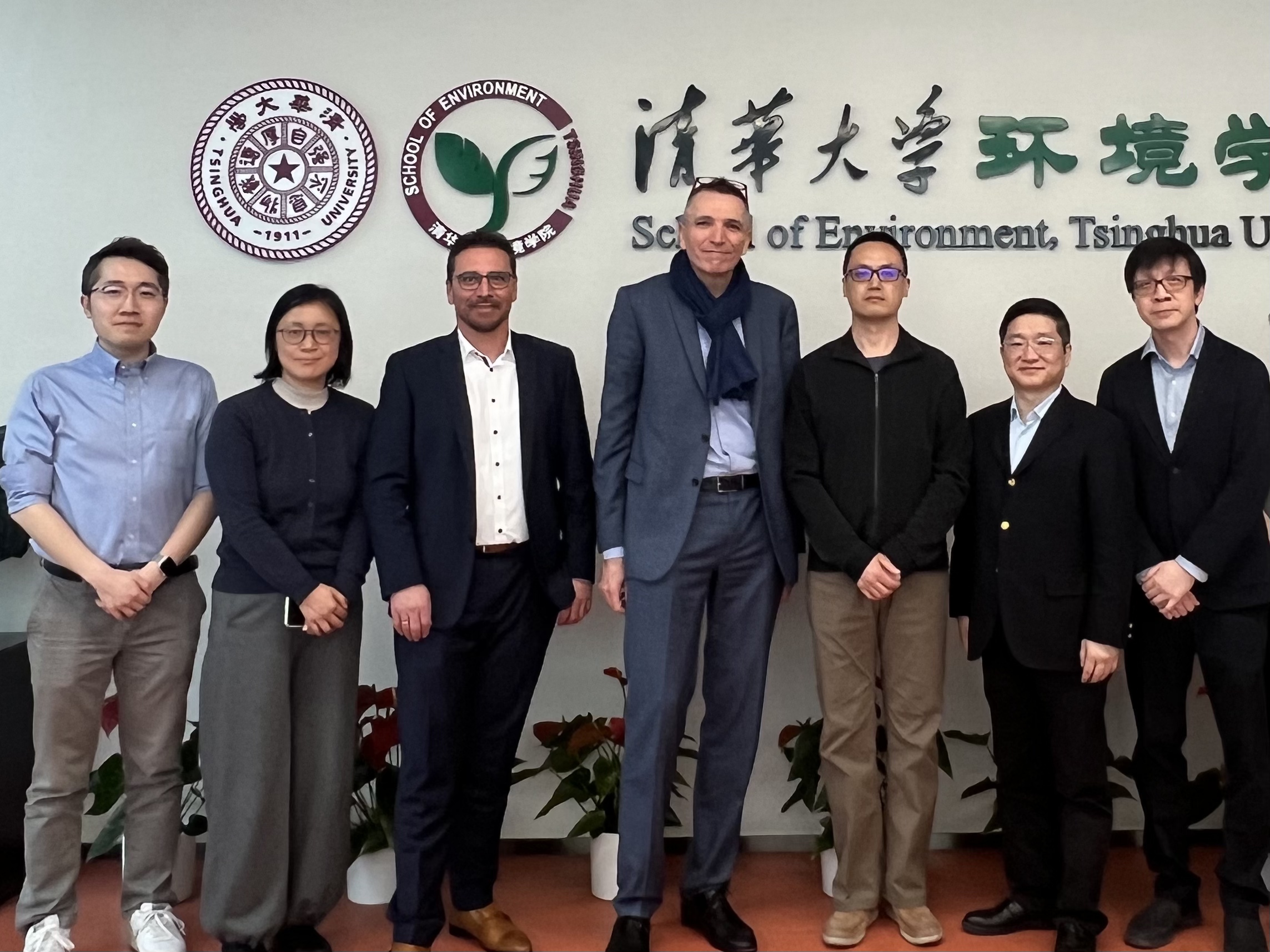 20250313-施耐德电气代表团访问完美在线登录官网 探讨能源转型与绿色创新合作-环境学院-施耐德电气代表团与环境学院参加交流人员合影.jpg