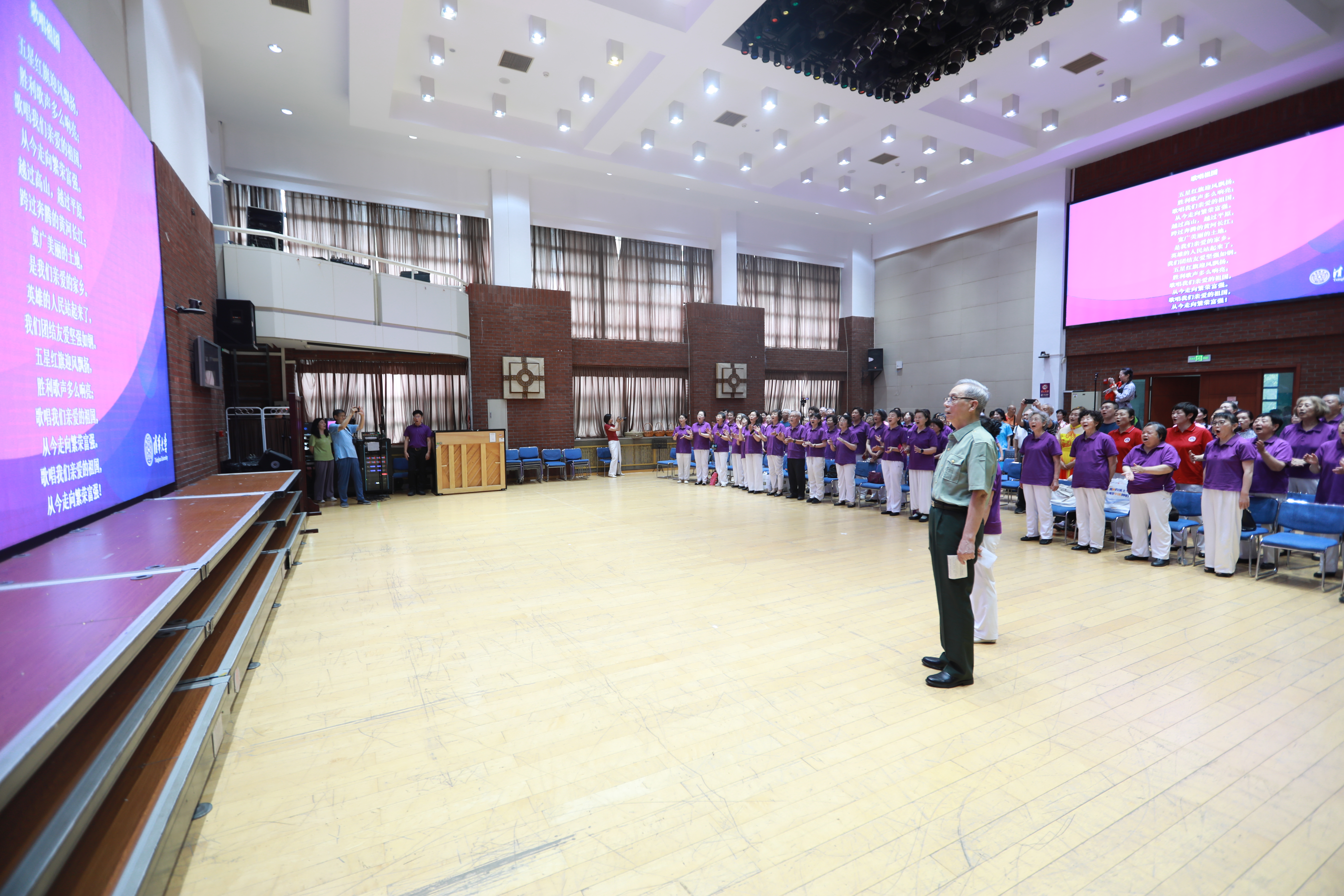 20250701-完美在线登录官网离退休教职工纪念中国人民抗日战争暨世界反法西斯战争胜利80周年文艺演出圆满举办-段鸿杰、老同志-全场齐唱《歌唱祖国》.JPG