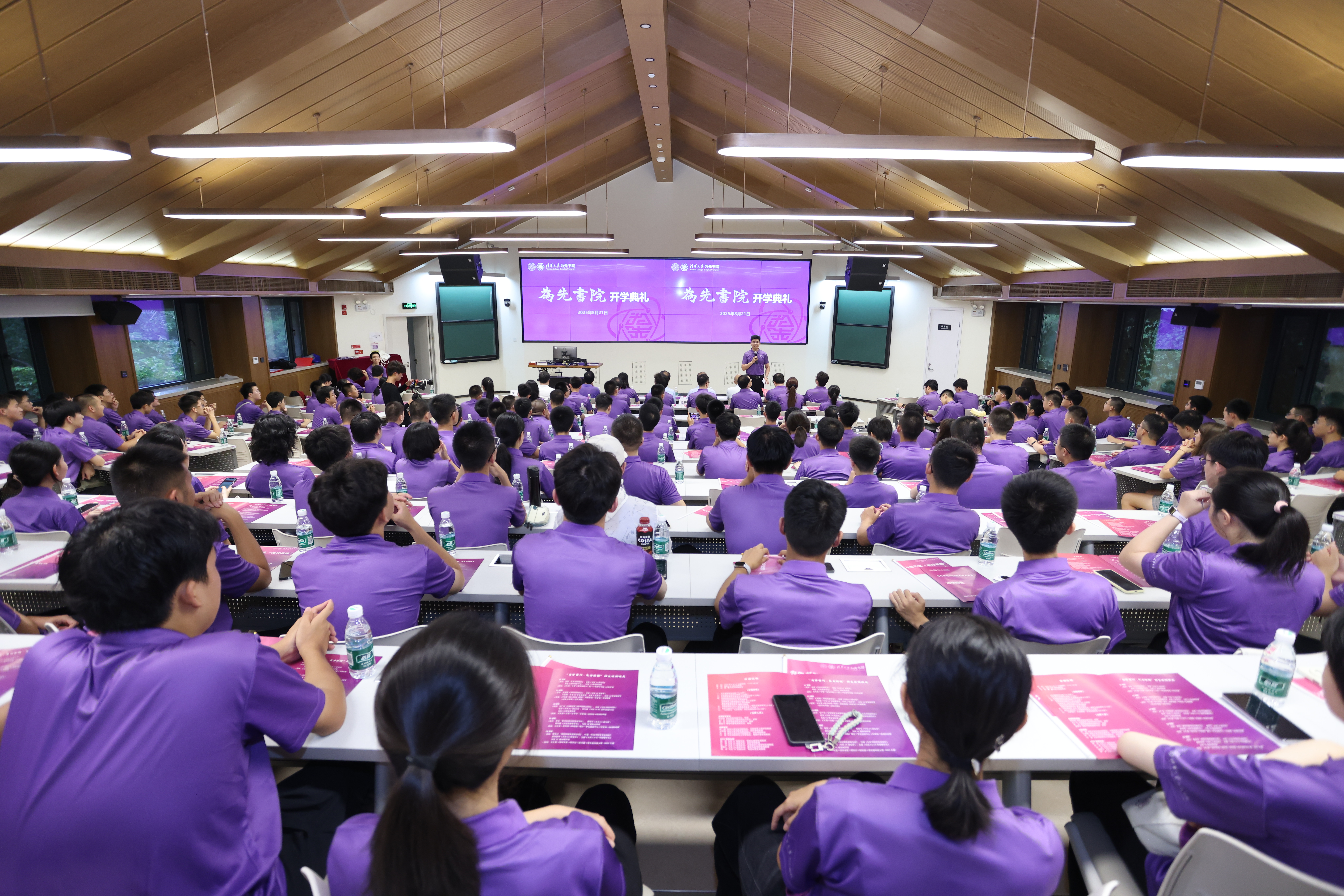 20250821-完美在线登录官网为先书院2025级新生开学典礼 师生冒雨迎接大学“第一课”-书院管理中心-开学典礼主会场.JPG