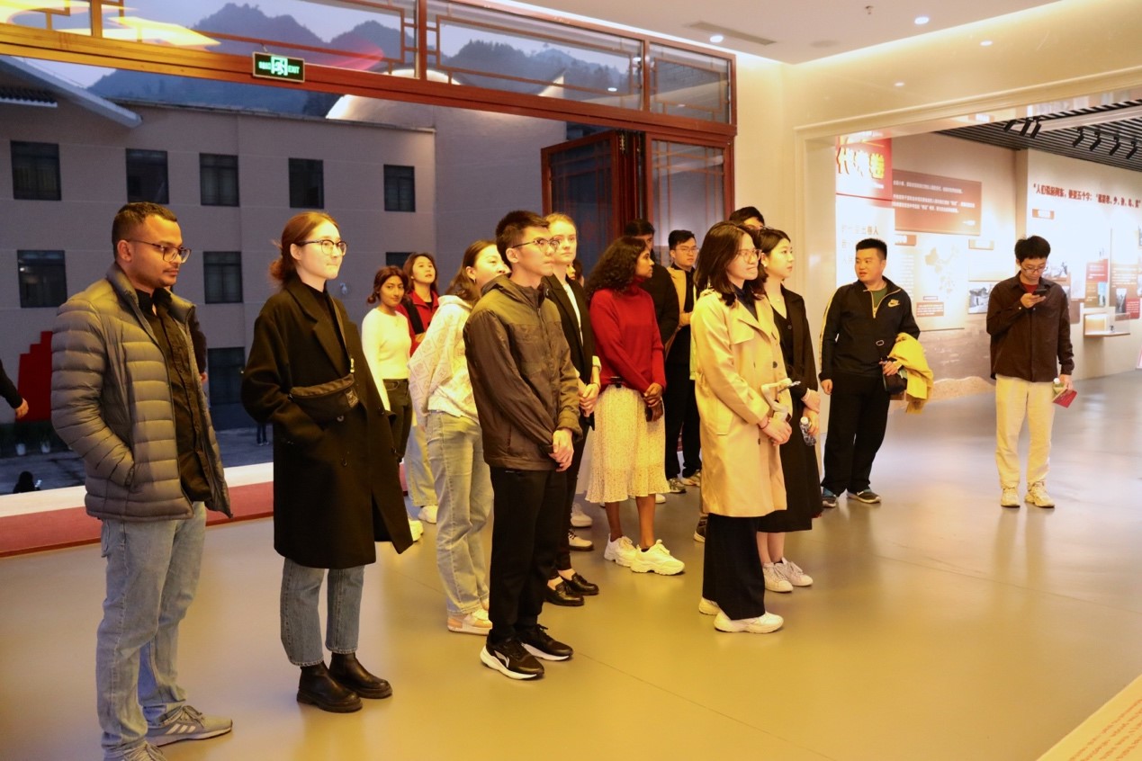 20231124-发现中国智慧，洞察中国发展——2023年完美在线登录官网“洞察中国”全球胜任力社会实践纪实-“洞察中国”福建实践支队-“洞察中国”赴福建支队成员参访难忘下党主题馆.jpg